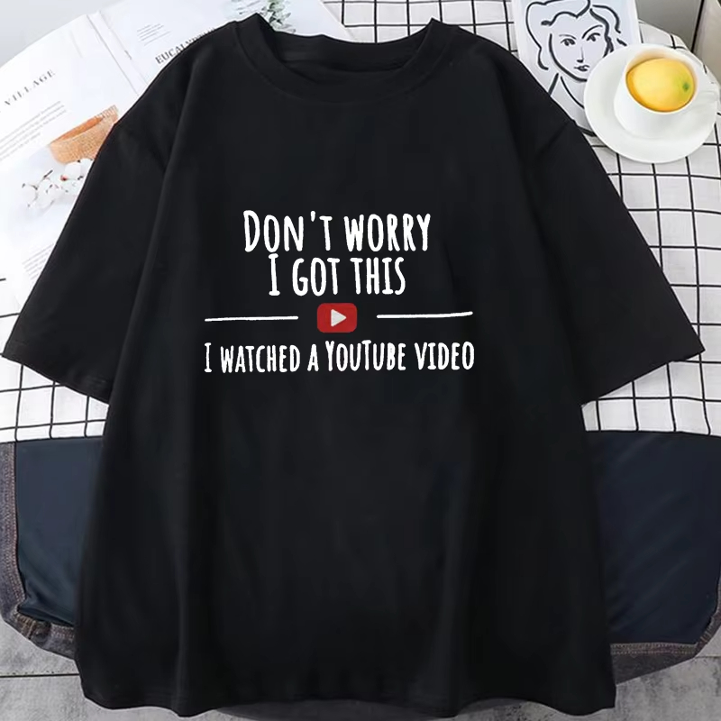 Men Fashion Youtuber - เสื้อยืดพิมพ์ลายสำหรับผู้หญิงและผู้ชาย ข้อความตลกๆ ไม่ต้องกังวล ฉันจัดการได้ เสื้อแขนสั้นสำหรับฤดูร้อน ฉันดูวิดีโอบนยูทูป